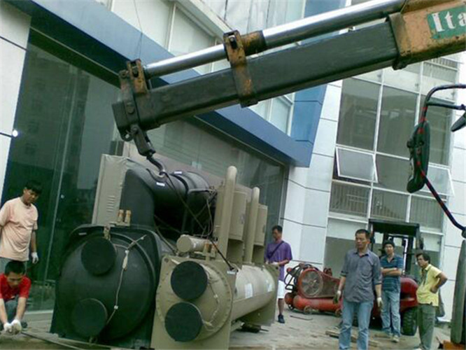 山阴县随车吊和汽车吊的核心区别是什么？哪种更省钱？